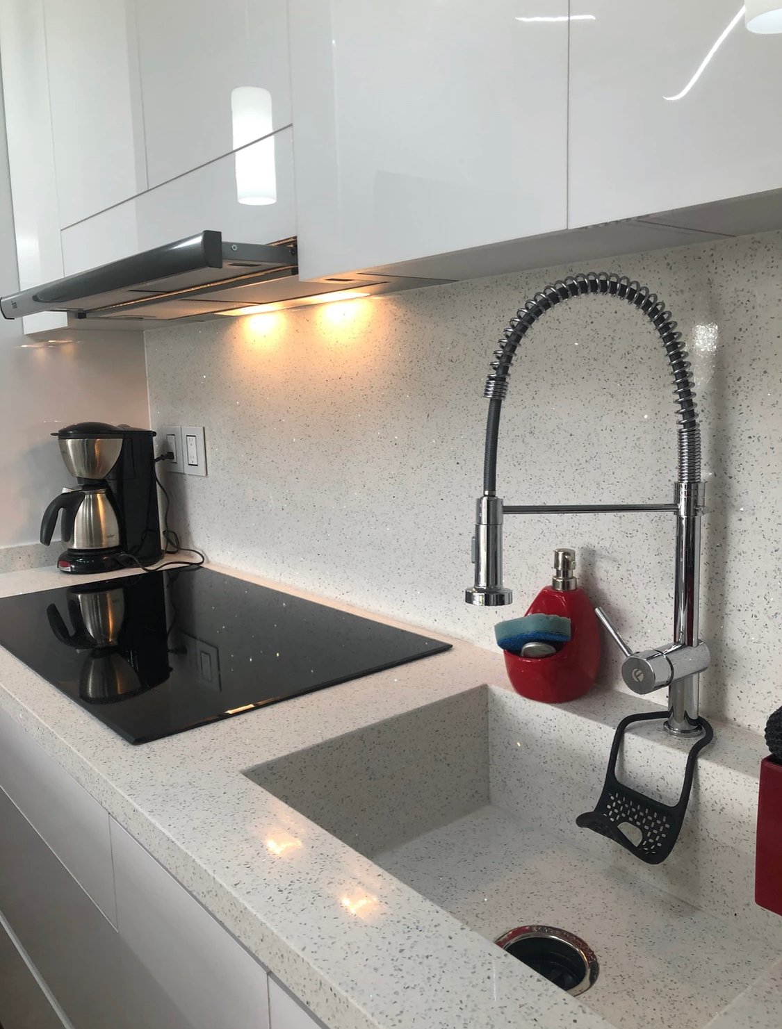 cocina integral con cubierta en cuarzo blanco